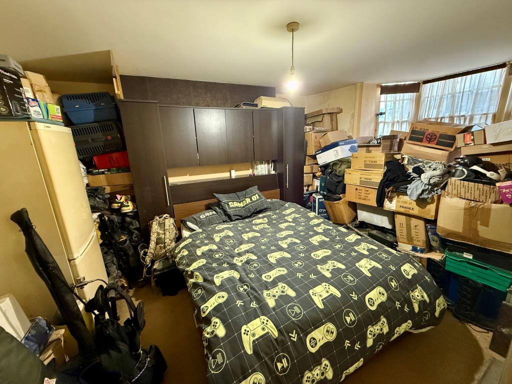 Lot: 152 - FREEHOLD RESIDENTIAL INVESTMENT - Basement - bedroom